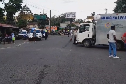 Esmeraldas. La unidad de Medicina Forense llega a recoger el cuerpo de Edwyn Chica, primo de la mujer herida.