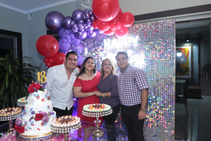 Daniela acompañada de Andrés Cueva, Alexandra Játiva de Cueva y Josué Cueva.