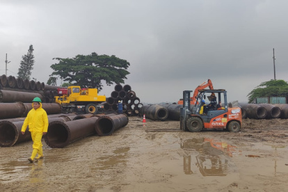 Acciones. Las tuberías metálicas son movilizadas hasta los sitios en donde van a depositar los sedimentos.