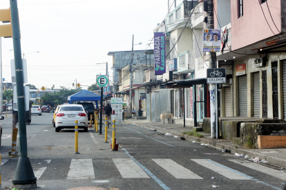 Carpas y carteles cubren este tramo.
