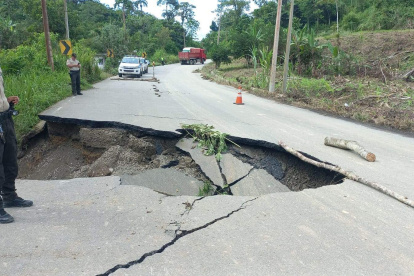Impresionante cráter se abrió en la vía Cuenca-Girón-Pasaje impidiendo el paso de los vehículos en la zona.