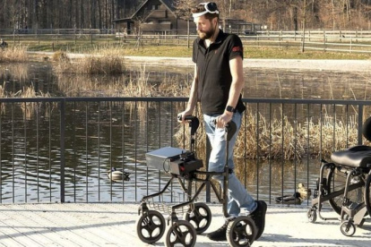 Paciente vuelve a caminar con implantes electrónicos que transmiten sus pensamientos a las piernas.