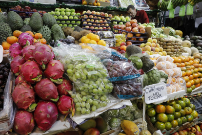 Fotografía de un puesto de venta de frutas y verduras en un mercado, en una imagen de archivo.