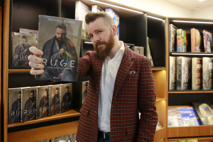 ENTREVISTA A DANIEL HABIF QUIEN DA CHARLAS DE MOTIVACIÓN Y PRESENTA SU NUEVO LIBRO ESTO SE REALIZO EN MÍSTER BOOKS DEL CENTRO COMERCIAL EL JARDÍN 05  de ABRIL     2023 ANGELO CHAMBA Agencia (ag-expreso ag-extra ag-quito)