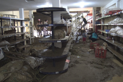 El agua y el lodo que arrastró la creciente causó daños dentro de un supermercado en Caluma.