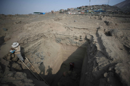 Pistas. Un investigador en el sitio de excavación arqueológica en Huaral.