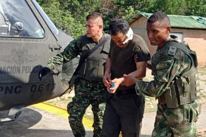 Soldados ayudan a un policia herido tras un ataque a una patrulla