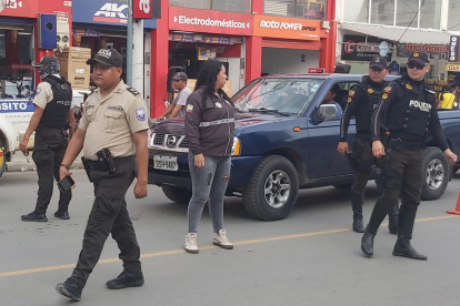 Miembros de la Policía ejecutan controles en algunas calles del cantón Playas.