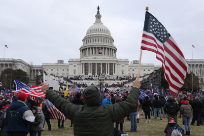 Seguidores de Donald Trump, flamean banderas frente al Capitolio en Washington el 20 de enero de 2020