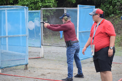 Danilo Soriano practica su puntería, ante la mirada del juez Víctor Mosquera, en el Club Guayas de Tiro y Aviación.