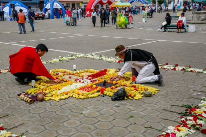 Quisapincha. Uno de los actos de los festejos que se cumplieron este 25 de mayo de 2023 fue el ritual de agrademicimiento a la madre tierra en la plaza de la parroquia.