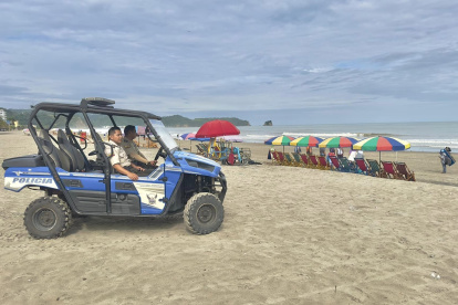 Policías patrullan por la playa de Atacames, provincia de Esmeraldas, previo al feriado por la Batalla del Pichincha.