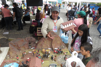 Riobamba. Varios niños se acercan a observar las recreaciones que se exhiben en una feria.