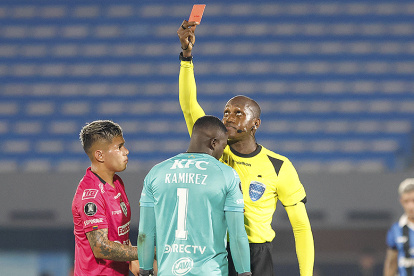 El arquero de Independiente del Valle, Moisés Ramírez, recibe amonestación de tarjeta roja.