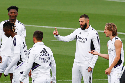 MADRID, 21/10/2022.- El delantero galo del Real Madrid Karim Benzema (2d) conversa con el centrocampista croata Luka Modric (d) durante un entrenamiento del equipo en la ciudad deportiva del club en Valdebebas, Madrid, este viernes, en la víspera de su partido de LaLiga Santander contra el Sevilla. EFE/ Javier Lizón