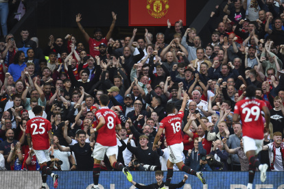 Manchester (United Kingdom), 25/05/2023.- Casemiro (2-R) of Manchester United celebrates after scoring the 1-0 lead during the English Premier League soccer match between Manchester United and Chelsea FC, in Manchester, Britain, 25 May 2023. (Reino Unido) EFE/EPA/PETER POWELL EDITORIAL USE ONLY. No use with unauthorized audio, video, data, fixture lists, club/league logos or "live" services. Online in-match use limited to 120 images, no video emulation. No use in betting, games or single club/league/player publications.
