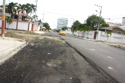 Hecho. En la calle Cuarta, en Chipipe (Salinas), aún quedan calles transversales abiertas y con lomas de tierra y rocas, y sin señalización a la vista.