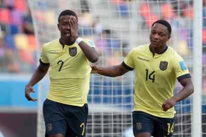 El extremo Alan Minda (i) aportó con un doblete.