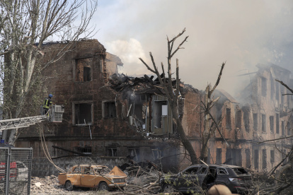 Dnipró. Bomberos en la clínica atacada ayer por los rusos.