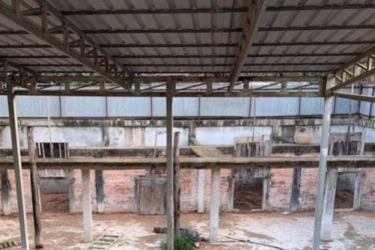 La imagen muestra la granja en la que un hombre murió atacado por los cocodrilos de su criadero.