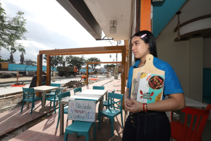 1. Los negocios. Prácticamente vacíos y sin clientes, así se encuentran la mayoría de establecimientos ubicados en la avenida Isidro Ayora