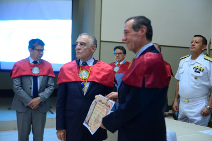 Doctor e historiador Benjamín Rosales Valenzuela. (a la derecha).