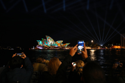 La iluminación de edificios y espacios emblemáticos también busca hacer un reconocimiento a los aborígenes e isleños del Estrecho de Torres.