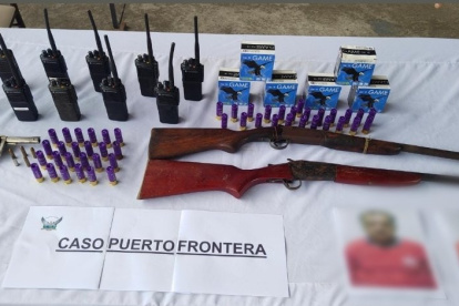 Hallazgo. Se encontraron diez radios de comunicación además de las municiones.