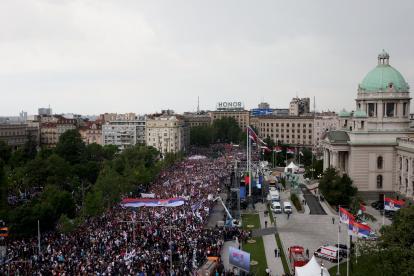 Ciento de personas se preparan para salir a las calles de las ciudades de Serbia, en reacción por los recientes tiroteos que a principios de mes causaron 18 muertos.