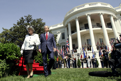 La difunta reina Isabel II, en una de sus visitas a los Estados Unidos, junto al expresidente George W. Bush.