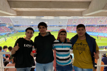 Hinchas argentinos llegaron al estadio para dar su respaldo a la Tri.