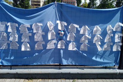 Manifestaciones. Bandera colocada en Buenos Aires por activistas en noviembre pasado en una de las llamadas “Plazas por la identidad”.