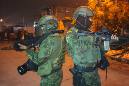 Desde la tarde del jueves 25 de mayo, en Guayaquil, Durán y Samborondón está en funciones el grupo antiterrorismo militar.