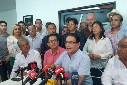 Integrantes de las agrupaciones políticas acompañaron al exlegislador Fernando Villavicencio en la ciudad de Guayaquil