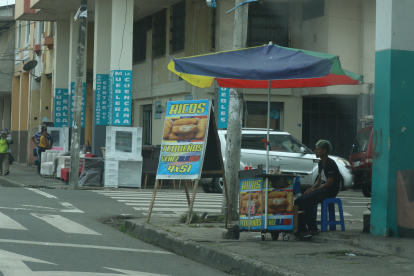 Puestos de comida se toman las esquinas.