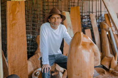 Proyección. Andrés Aguirre junto a uno de sus trabajos.