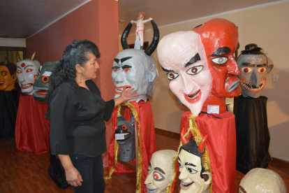 Museo. Janeth Cortés muestra algunas de las máscaras de la reserva.
