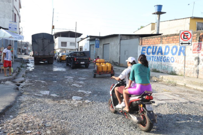 Las "naves" que transitan por esa vía terminan apaleadas por los baches.