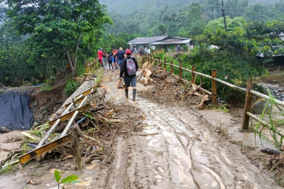 Socavón. La crecida del río Soloma en el cantón Echendía, afectó las bases de un puente de acceso y casas, 13 familias fueron evacuadas.