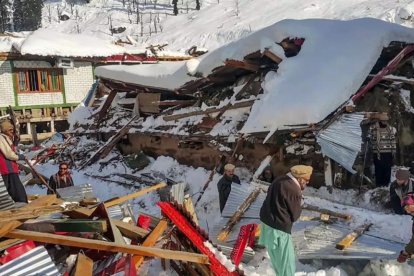 Ciudadanos quedaron enterrados en la nieve y escombros.