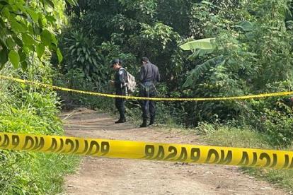 Las autoridades locales llegaron al punto para levantar los cadáveres y acordonar el área.