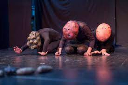 La actriz y dramaturga Juana Guarderas lidera la obra de teatro.