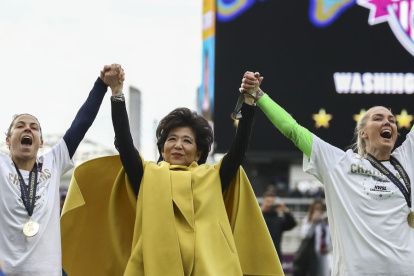 Michele Kang (c) junto a las jugadoras del club Washington Spirit, actual líder de la liga estadounidense de balompié.