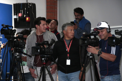 Prófugos de la justicia plantean querellas contra la prensa por publicar información de interés general.