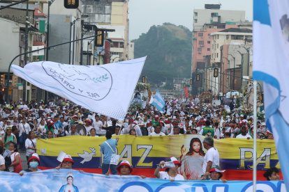 Los rostros. Niños y adultos mayores hicieron la caminata y nunca dejaron de orar. Con bastillas, en sillas de rueda o andador se movilizaron muchos.