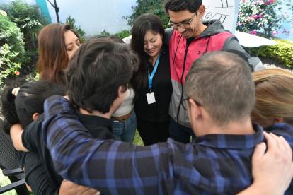 Terapia. Uno de los grupos de apoyo es dirigido por Jessy Gallardo (de negro), facilitadora comunitaria que da servicio de atención emocional. Hay 10 facilitadores preparados en terapia interpersonal.