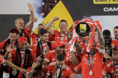 Los jugadores del Benfica celebraron con su hincha en un estadio lleno hasta las banderas.