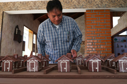 Plano. Carlos Gerl, coordinador de la exposición, observa casas de chocolate en miniatura de la Ciudad Cacao.