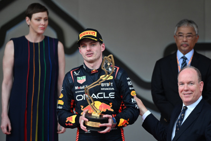 Max Verstappen (C) recibé el trofeo de campeón de manos del Príncipe Alberto de Mónaco y su esposa la princesa Charlene.