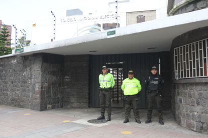 Policías resguardan las instalaciones del Consejo Nacional Electoral en el que este 28 de mayo funcionaron varias oficinas por estar en periodo electoral.